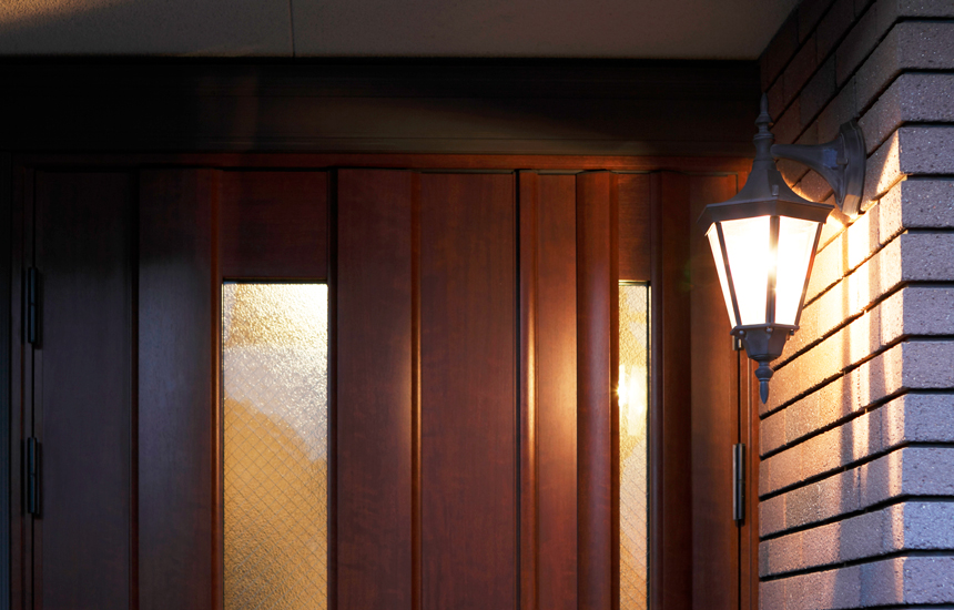 ポーチ灯 玄関灯の照明は壁付けがおすすめ 家の雰囲気に合わせて選ぼう おしゃれ照明器具ならmotom
